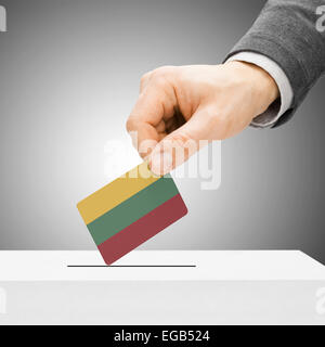 Concetto di voto - maschio inserendo bandiera in urne - Lituania Foto Stock