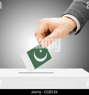 Concetto di voto - maschio inserendo bandiera in urne - Pakistan Foto Stock