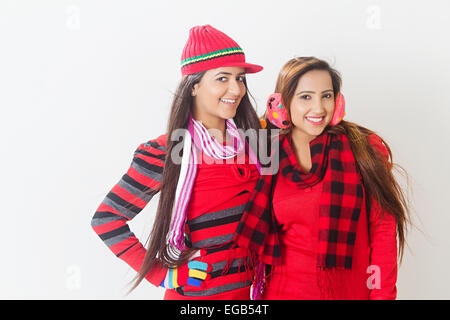 2 ragazze indiano Stagione Invernale godetevi Foto Stock