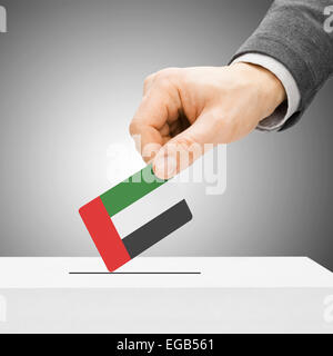 Concetto di voto - maschio inserendo bandiera in urne - Emirati arabi uniti Foto Stock