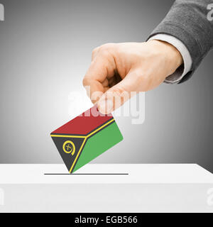 Concetto di voto - maschio inserendo bandiera in urne - Vanuatu Foto Stock