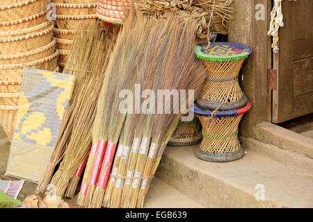 Tradizionale fatto a mano scopa-vimini sgabelli tessuto-cesti di vimini in vendita presso la porta di un artigianato negozio di vendita-vecchio Dhulikhel. Foto Stock