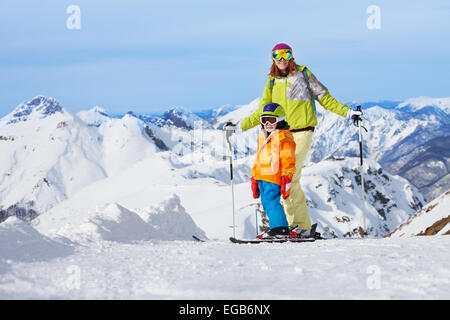 Madre con bambino sciatori in montagna Foto Stock