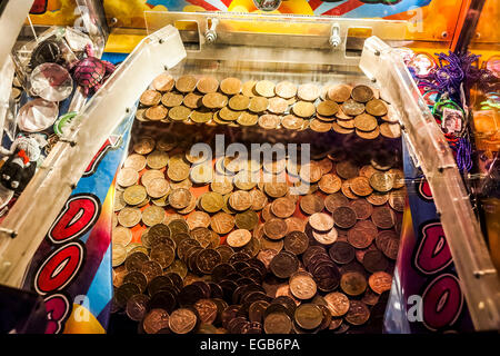 Gioco Arcade Coin-operated classico due pence Coin Pusher tradizionale arcade machine, preso su Brighton molo Sussex Inghilterra, 31st di ottobre 2014 Foto Stock