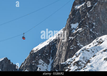 Brevent funivia a Chamonix contro un cielo azzurro e innevate vette. La funivia ski lift dà accesso al vertice Brevent. Foto Stock