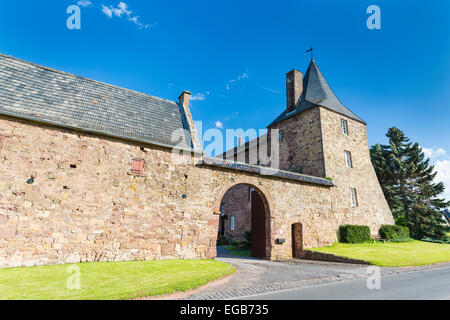 Vecchia fattoria fortificata di edifici come un piccolo castello nel nord di Eifel, Germania Foto Stock