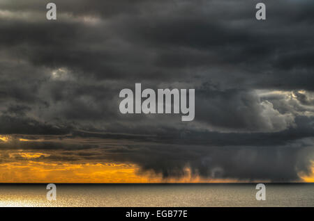 Shoreham, Sussex, Regno Unito. 21st febbraio 2015. UK Weather: La tempesta si muove sul mare mentre il sole tramonta Foto Stock