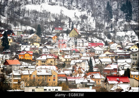 Giorno d'inverno il paesaggio urbano con vecchie case coperte di neve nei pressi di una foresta Foto Stock