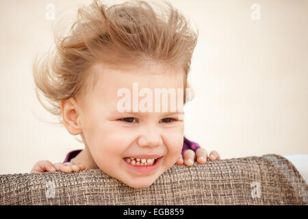 Outdoor closeup ritratto di carino bionda caucasica bambina con il vento tra i capelli Foto Stock