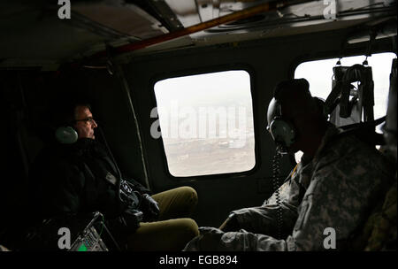 Il Segretario alla difesa degli Stati Uniti Ashton Carter si affaccia sulla città come egli si sposta da Blackhawk elicottero a Bagram Air Base per ottenere informato dai comandanti e visita con truppe Febbraio 21, 2015 a Kabul, Afghanistan. Carter, che è stato appena prestato giuramento come nuovo Segretario ha fatto una visita a sorpresa soltanto pochi giorni dopo aver preso il post. Foto Stock