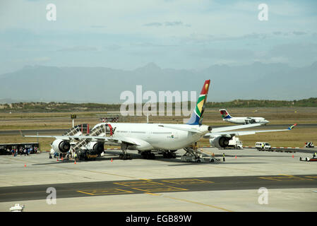 Imbarco passeggeri un sudafricano A340 jet su il grembiule Cape Town Aeroporto Foto Stock