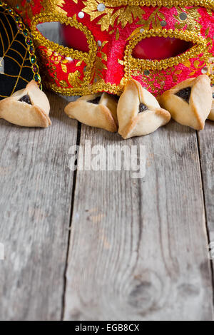 Hamantaschen cookie o Haman le orecchie e maschere di Carnevale per la festa di Purim celebrazione (festa ebraica). Copia di sfondo spazio. Foto Stock