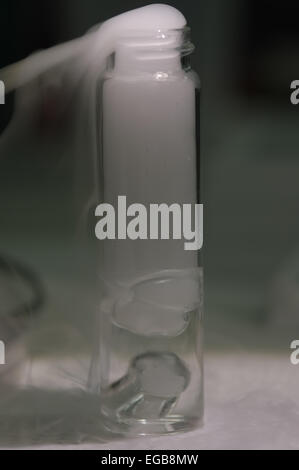 Il ghiaccio secco reagire con l'acqua posta in vetreria di laboratorio Foto Stock