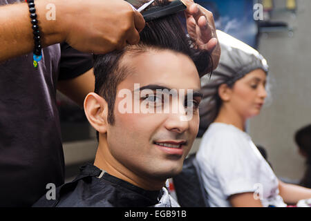 2 popolo indiano Parrucchiere Saloon di taglio Foto Stock