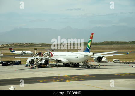 Imbarco passeggeri un sudafricano A340 jet su il grembiule Cape Town Aeroporto Foto Stock