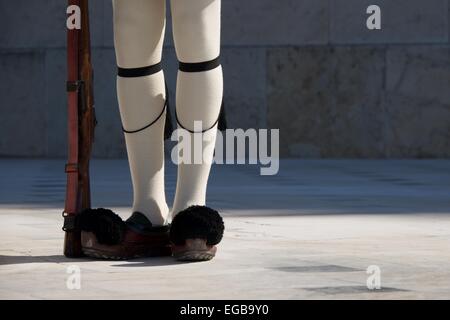 Le gambe e il fucile di Greco guardsman presidenziale Foto Stock