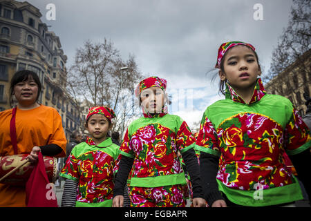 Barcellona, in Catalogna, Spagna. Il 21 febbraio, 2015. I partecipanti del nuovo anno cinese parade accogliente l Anno della Pecora di legno in Barcelona © Matthias Oesterle/ZUMA filo/ZUMAPRESS.com/Alamy Live News Foto Stock