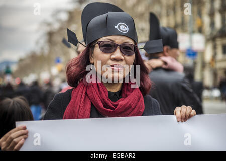 Barcellona, in Catalogna, Spagna. Il 21 febbraio, 2015. I partecipanti del nuovo anno cinese parade accogliente l Anno della Pecora di legno in Barcelona © Matthias Oesterle/ZUMA filo/ZUMAPRESS.com/Alamy Live News Foto Stock