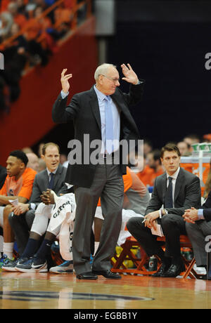 Syracuse, NY, STATI UNITI D'AMERICA. Il 21 febbraio, 2015. Feb 21, 2015: Siracusa head coach Jim Boeheim durante la prima metà del gioco come il Pittsburgh Panthers sconfitto il Syracuse 65-61 arancione al Carrier Dome in Syracuse, New York. © csm/Alamy Live News Foto Stock