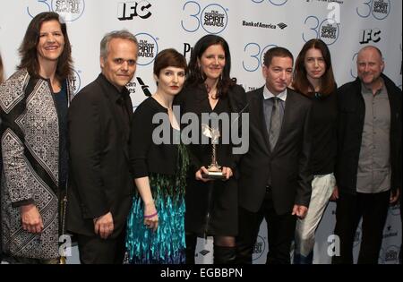 Santa Monica, California, Stati Uniti d'America. Il 21 febbraio, 2015. Dirk Wilutzky, (secondo da sinistra), Mathilde Bonnefoy, (terzo da sinistra), Laura Poitras, (centro), Glenn Greenwald (terzo da destra), il premio per il miglior documentario CITIZENFOUR in sala stampa per trentesimo Film Independent Spirit Awards 2015 - Sala Stampa, Santa Monica Beach, Santa Monica, CA, 21 febbraio 2015. Credito: James Atoa/Everett raccolta/Alamy Live News Foto Stock