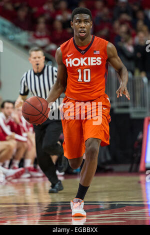 Raleigh, NC, Stati Uniti d'America. Il 21 febbraio, 2015. Virginia Tech G Justin Bibbs (10) durante il NCAA pallacanestro tra Virginia Tech e NC stato al PNC Arena il 21 febbraio 2015 in Raleigh, North Carolina. Giacobbe Kupferman/CSM/Alamy Live News Foto Stock