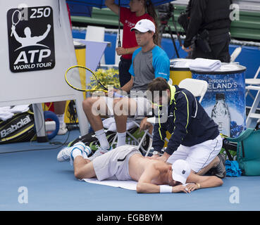 Delray Beach, FL, Stati Uniti d'America. Il 21 febbraio, 2015. Delray Beach, FL - 21 febbraio: Mike Bryan ottiene il suo retro lavorato su dopo aver ferito che serve durante il terzo gioco. Mike e Bob sconfitto Rajeev Ram(USA) ed Erik Butorac(USA) 46 63 1 a 2015 Delray Beach Open del veneziano di Las Vegas. Fotografo Andrea, Patrono. © Andrew patrono/ZUMA filo/Alamy Live News Foto Stock