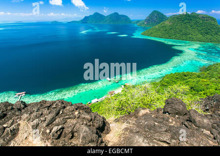 Vista dalla cima di una collina è una bellissima isola, mare, cielo blu e nuvole Foto Stock