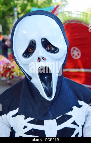 Teen tenendo lo sfiatatoio dalla indossa il suo Tartarughe Ninja costume  per raccogliere Halloween Trick or Treat candy. St Paul Minnesota MN USA  Foto stock - Alamy