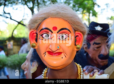 Nonna uomo mascherato maschera divertenti e parrucca vista in Kerala India  Foto stock - Alamy