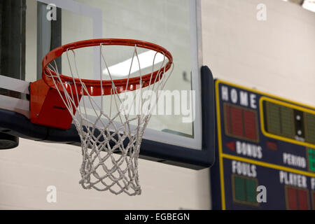 Il basket net e il quadro di valutazione in una palestra. Foto Stock