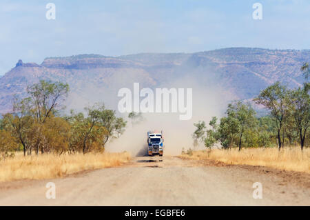 Strada treno su una strada sterrata, regione di Kimberley, Western Australia, WA, Australia Foto Stock