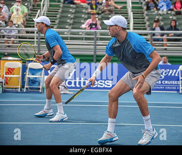 Delray Beach, Florida, USA. Il 21 febbraio, 2015. BOB BRYAN (sinistra) e Mike (destra) in azione sulla corte. Il top-seminate BRYAN FRATELLI avanzate dopo aver sconfitto compatrioti americani ERIC BUTORAC e RAJEEV RAM 4-6, 6-3, 10-4 in Delray Beach Tennis Stadium.durante l'ATP World Tour Delray Beach Open. © Arnold Drapkin/ZUMA filo/Alamy Live News Foto Stock