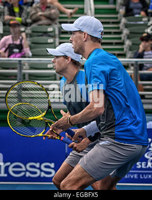 Delray Beach, Florida, USA. Il 21 febbraio, 2015. BOB BRYAN (sinistra) e Mike (destra) in azione sulla corte. Il top-seminate BRYAN FRATELLI avanzate dopo aver sconfitto compatrioti americani ERIC BUTORAC e RAJEEV RAM 4-6, 6-3, 10-4 in Delray Beach Tennis Stadium.durante l'ATP World Tour Delray Beach Open. © Arnold Drapkin/ZUMA filo/Alamy Live News Foto Stock