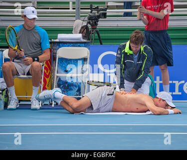 Delray Beach, Florida, USA. Il 21 febbraio, 2015. BOB BRYAN (sinistra) orologi trainer eseguire il massaggio della schiena di suo fratello MIKE in una pausa sulla corte. Il top-seminate BRYAN FRATELLI avanzate dopo aver sconfitto compatrioti americani ERIC BUTORAC e RAJEEV RAM 4-6, 6-3, 10-4 in Delray Beach Tennis Stadium durante l'ATP World Tour Delray Beach Open. © Arnold Drapkin/ZUMA filo/Alamy Live News Foto Stock