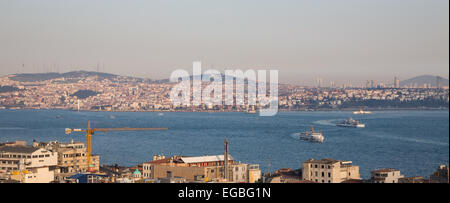 Lato Asiatico di Istanbul al tramonto con le crociere sul Bosforo Foto Stock