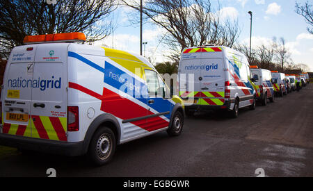 National Grid furgoni in fila a Blackpool, Lancashire, Regno Unito 21 febbraio 2015. National Grid gas Incident veicoli di emergenza. Una flotta di pulmini National Grid con ingegneri associati a Windy Harbor Road e Garstang New Road vicino al piccolo villaggio di Roseacre per ripristinare i servizi di gas dopo che un digger avrebbe fatto scoppiare le principali forniture di taglio di gas alle comunità locali. La rete nazionale ha registrato l'incidente come danno da interferenza prioritaria su una rete principale a media pressione nella posizione. Foto Stock