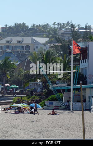 Giu 9, 2013 - Saint-Paul, isola di Reunion, Francia - turisti e popolazione locale presso la Roches Noires beach, vicino al porto di Saint-Gilles-Les-Bains. Un punto da surf ans vasca da bagno, ma niente di più navigazione poiché la crisi di squalo per 5 anni. © Valerie Koch/ZUMA filo/ZUMAPRESS.com/Alamy Live News Foto Stock