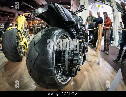 Zurigo, Svizzera. Xx Febbraio 2015. Più grande è meglio ? I visitatori della 'Swiss-Moto' motorcycle show di Zurigo si radunano attorno a spettacolari show personalizzato biciclette. Credito: thamerpic/Alamy Live News Foto Stock