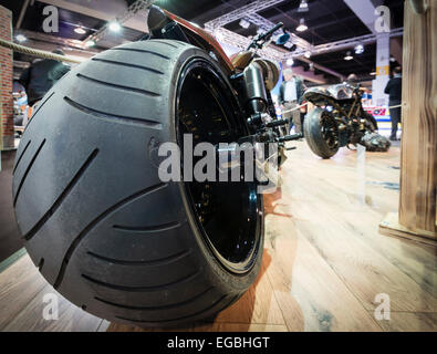 Zurigo, Svizzera. Xx Febbraio 2015. Spettacolari le biciclette personalizzate con enormi pneumatici posteriori esposte al 'Swiss-Moto' motorcycle show di Zurigo. Credito: thamerpic/Alamy Live News Foto Stock