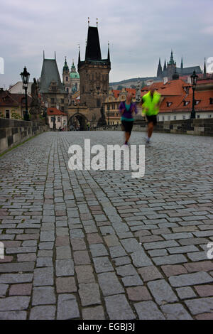 Per chi ama fare jogging sul Ponte Carlo al mattino presto. Guardando verso il quartiere di Mala Strana. Foto Stock