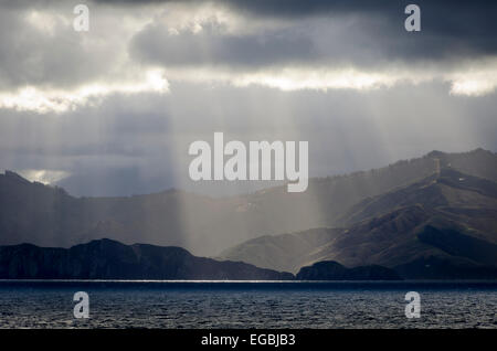 Sole che splende attraverso le nuvole, stretto di Cook all'entrata di Marlborough Sounds, Isola del Sud, Nuova Zelanda Foto Stock
