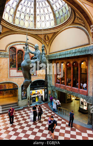 Il galleria shopping e atrio nel palazzo di Lucerna con David Cerny la scultura di Kun (cavallo). Foto Stock