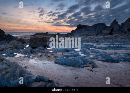 Bellissimo tramonto a Sandymouth Beach sulla North Cornwall costa vicino a Bude Foto Stock