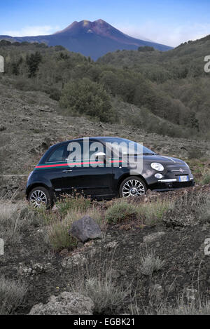 Fiat 500 con il Monte Etna in background Foto Stock