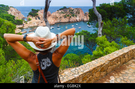 La donna in un punto di vista. Aigua Xelida cove, Palafrugell. Costa Brava, Gerona. La Catalogna, Spagna, Europa Foto Stock