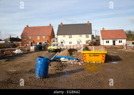 Sito di costruzione di nuove case sono state costruite nel villaggio di Sutton, Suffolk, Inghilterra, Regno Unito Foto Stock