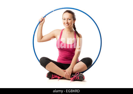 Bella donna seduta con colore hula hoop Foto Stock