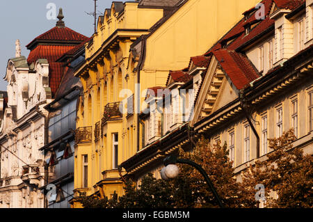 Facciate di edifici restaurati nel centro storico di Praga. Foto Stock