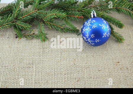 Blue decorazione di Natale e un ramo di pino Foto Stock