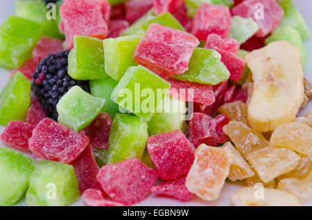 Essiccato kiwi, manghi, banane, uvetta, bacche closeup Foto Stock